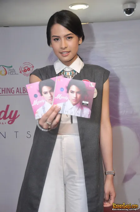 Foto Maudy Ayunda