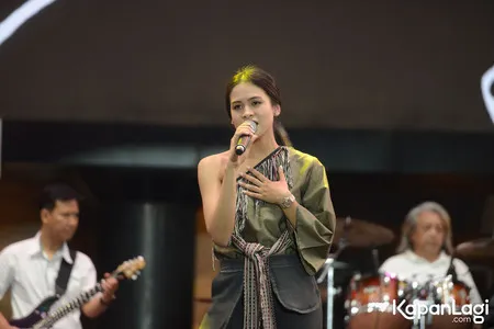 Foto Maudy Ayunda