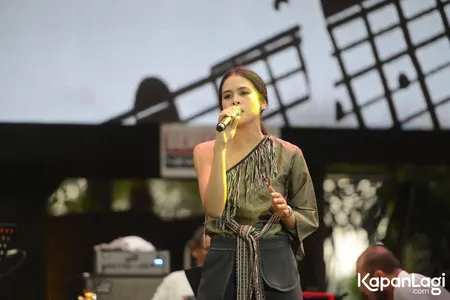Foto Maudy Ayunda