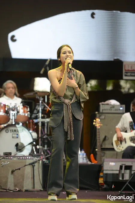 Foto Maudy Ayunda