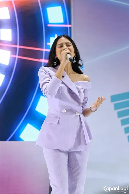 Foto Maudy Ayunda
