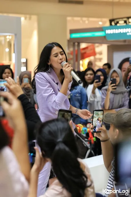 Foto Maudy Ayunda