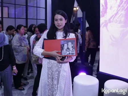 Foto Maudy Ayunda