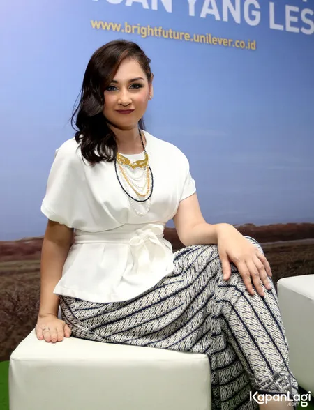 Foto Mona Ratuliu