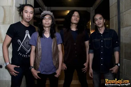 Foto Naki Band