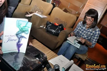 Foto Nova Riyanti Yusuf