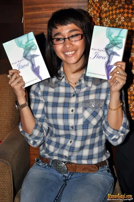 Foto Nova Riyanti Yusuf