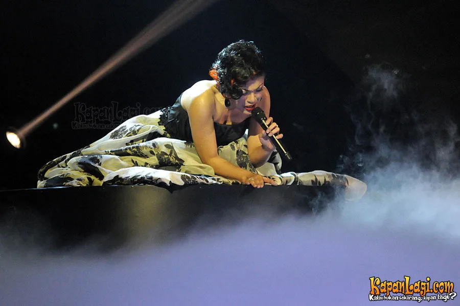 Salah satu penampilan memukau Novita Dewi