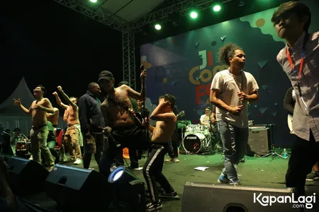 Foto Orkes Pensil Alis Young Lex