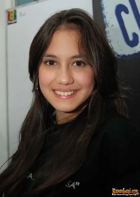 Foto Pevita Pearce
