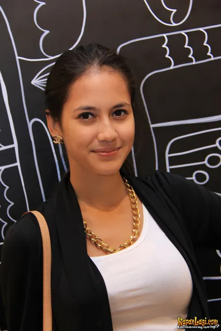 Foto Pevita Pearce