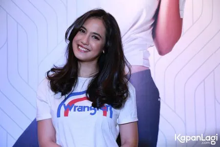 Foto Pevita Pearce