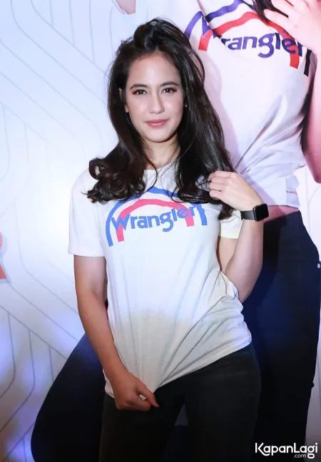 Foto Pevita Pearce