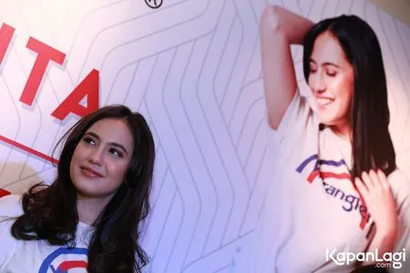 Foto Pevita Pearce