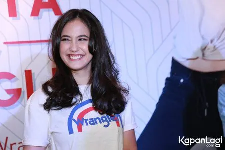 Foto Pevita Pearce