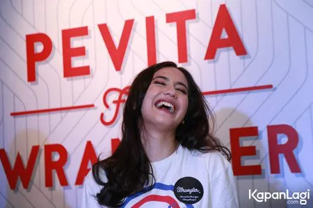 Foto Pevita Pearce