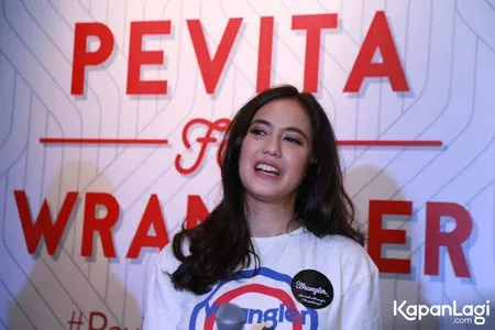 Foto Pevita Pearce