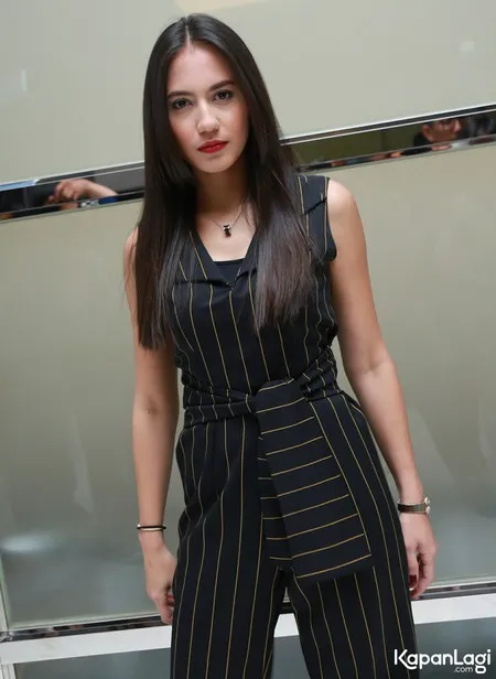 Foto Pevita Pearce