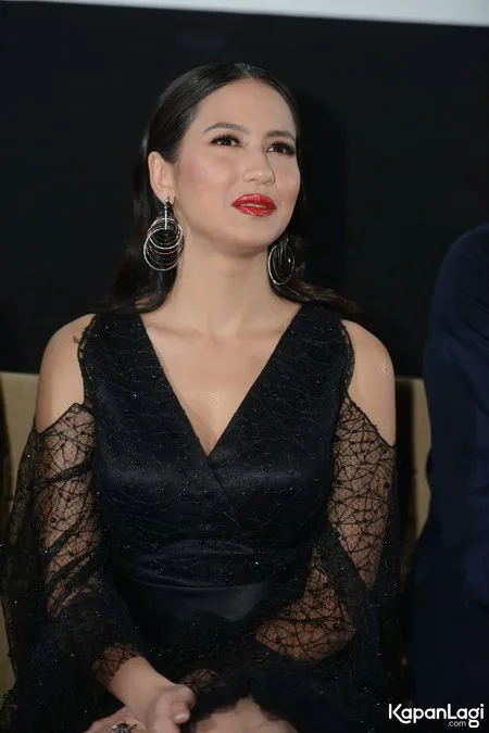 Foto Pevita Pearce