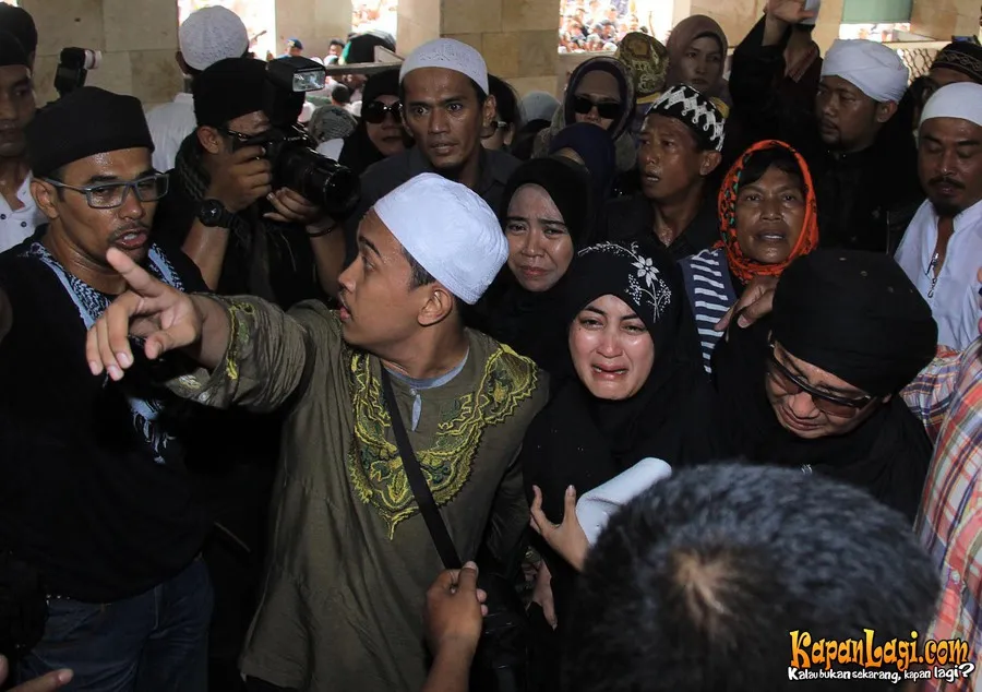 Kesedihan Pipik Dian Irawati saat Uje meninggal. Foto: KapanLagi.com