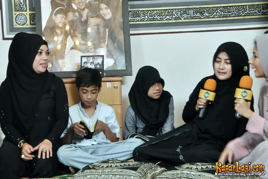 Pipik Dian Irawati bersama kedua anaknya saat syuting sebauh acara infotainment.