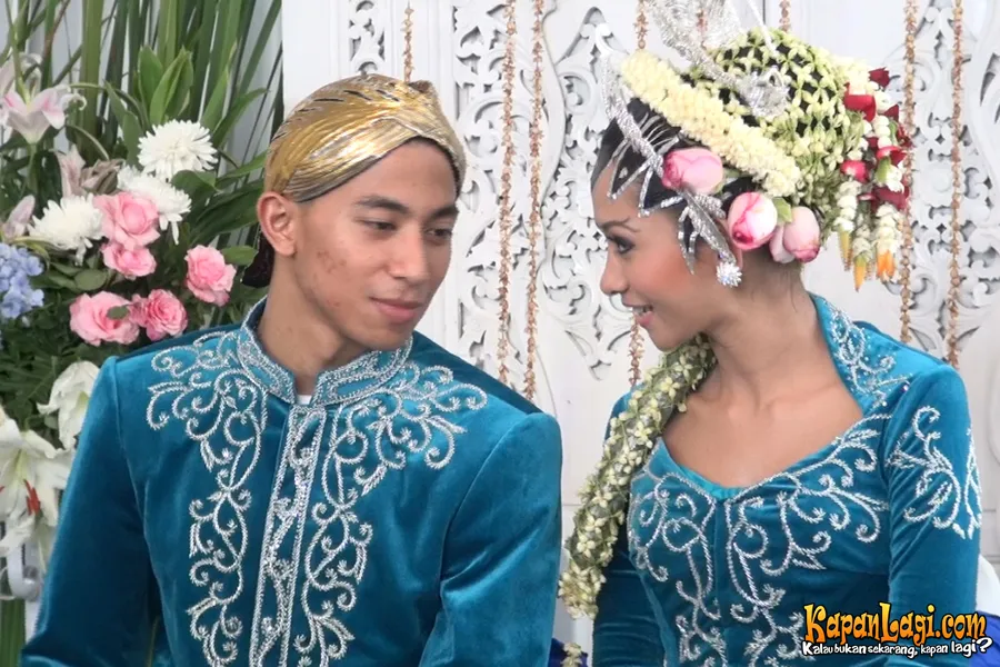 Poppy Bunga dan sang suami Foto: KapanLagi.com