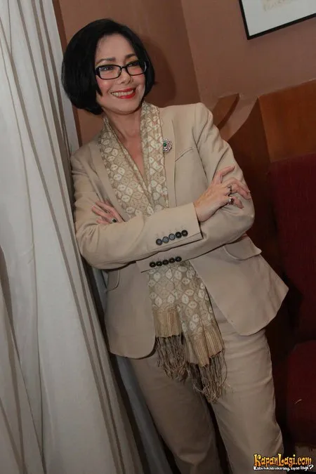 Foto Poppy Dharsono