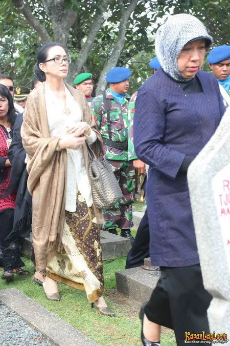 Foto Poppy Dharsono