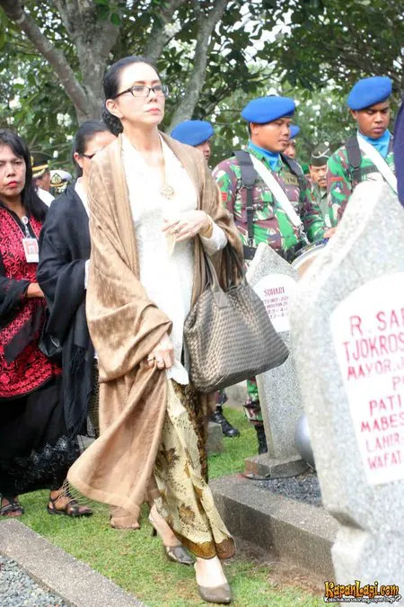 Foto Poppy Dharsono