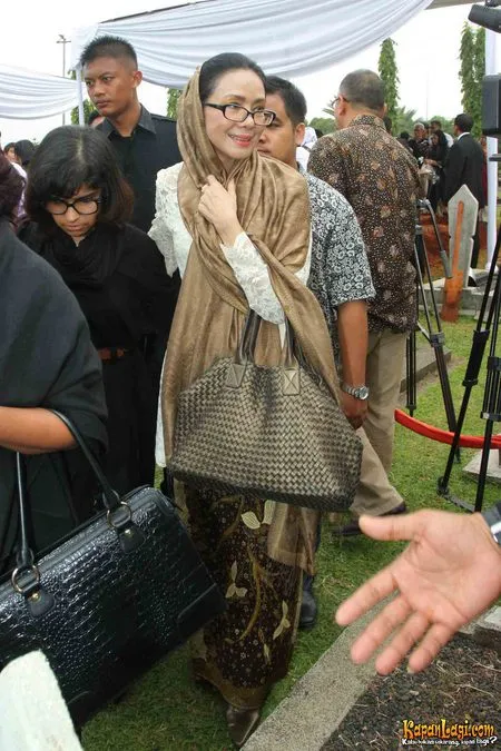 Foto Poppy Dharsono
