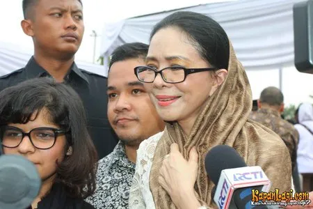 Foto Poppy Dharsono