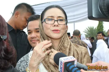 Foto Poppy Dharsono