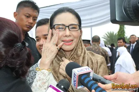 Foto Poppy Dharsono