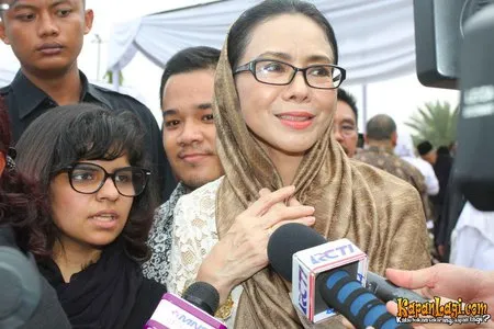 Foto Poppy Dharsono