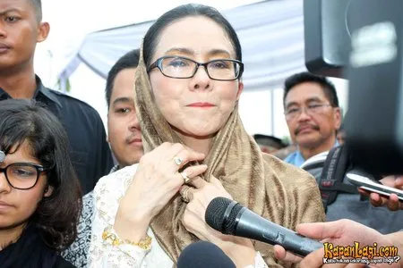Foto Poppy Dharsono