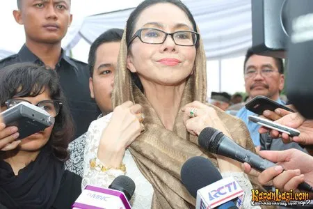 Foto Poppy Dharsono