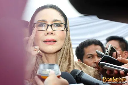 Foto Poppy Dharsono