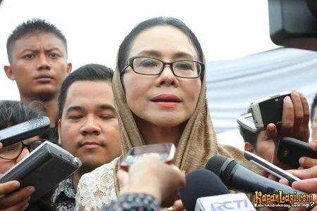 Foto Poppy Dharsono