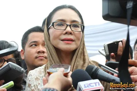 Foto Poppy Dharsono