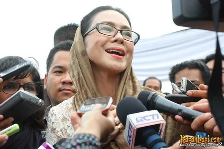 Foto Poppy Dharsono
