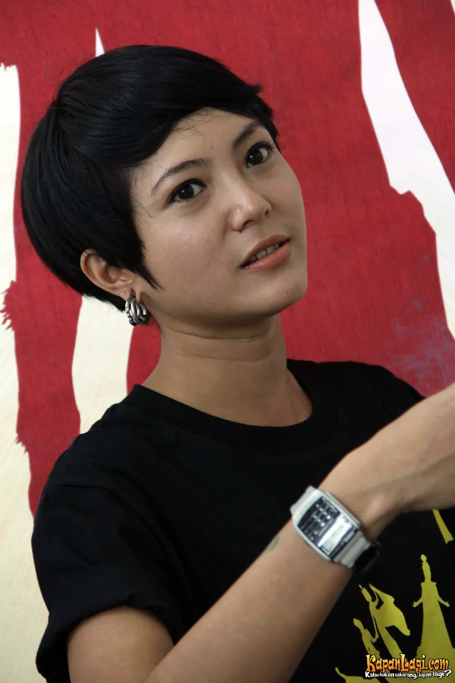 Poppy Sovia memang dikenal dengan gaya tomboynya.