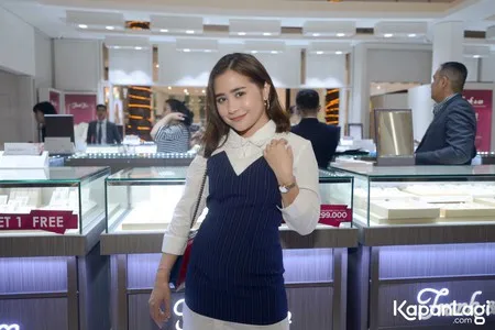 Foto Prilly Latuconsina