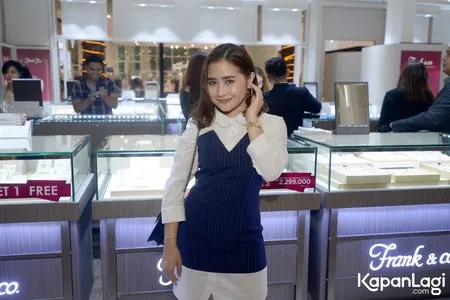 Foto Prilly Latuconsina