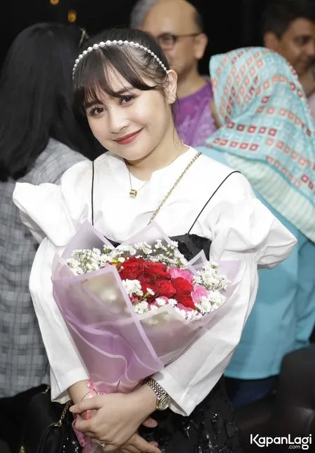 Foto Prilly Latuconsina
