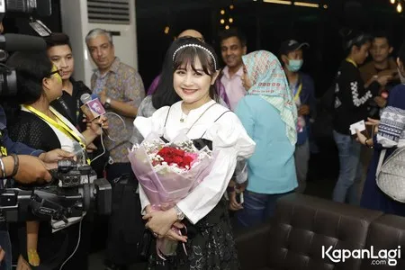 Foto Prilly Latuconsina