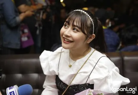 Foto Prilly Latuconsina