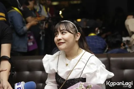 Foto Prilly Latuconsina