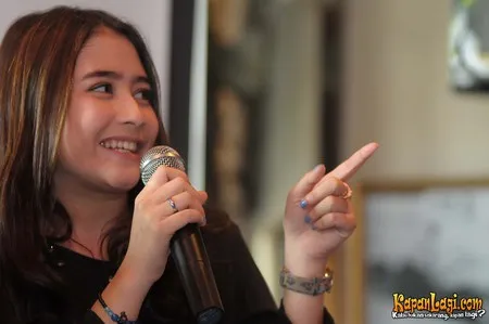 Foto Prilly Latuconsina