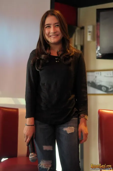 Foto Prilly Latuconsina