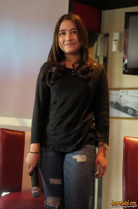 Foto Prilly Latuconsina